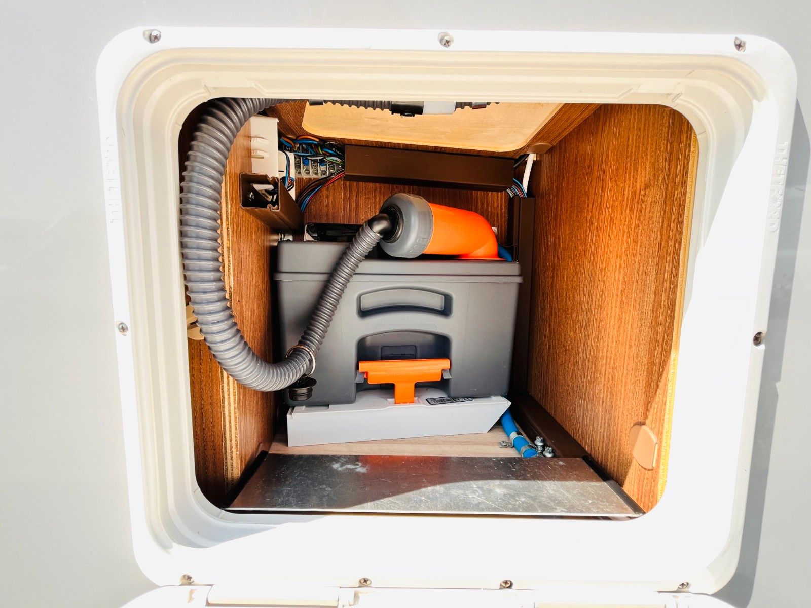 Fahrzeugabbildung Carthago C-TOURER I 144 LE RAUMBAD EINZELBETTEN AUTOMATIK