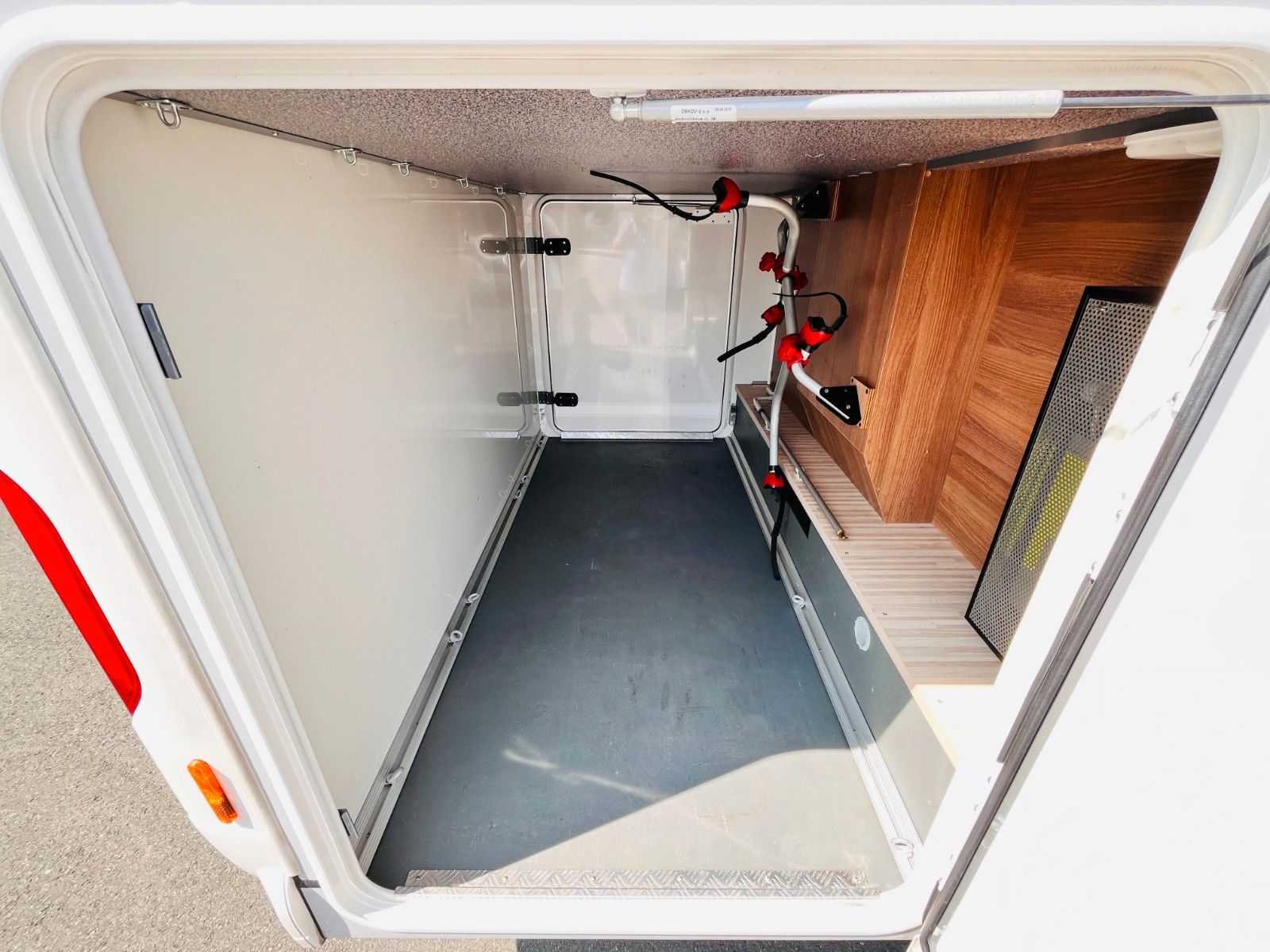 Fahrzeugabbildung Carthago C-TOURER I 144 LE RAUMBAD EINZELBETTEN AUTOMATIK