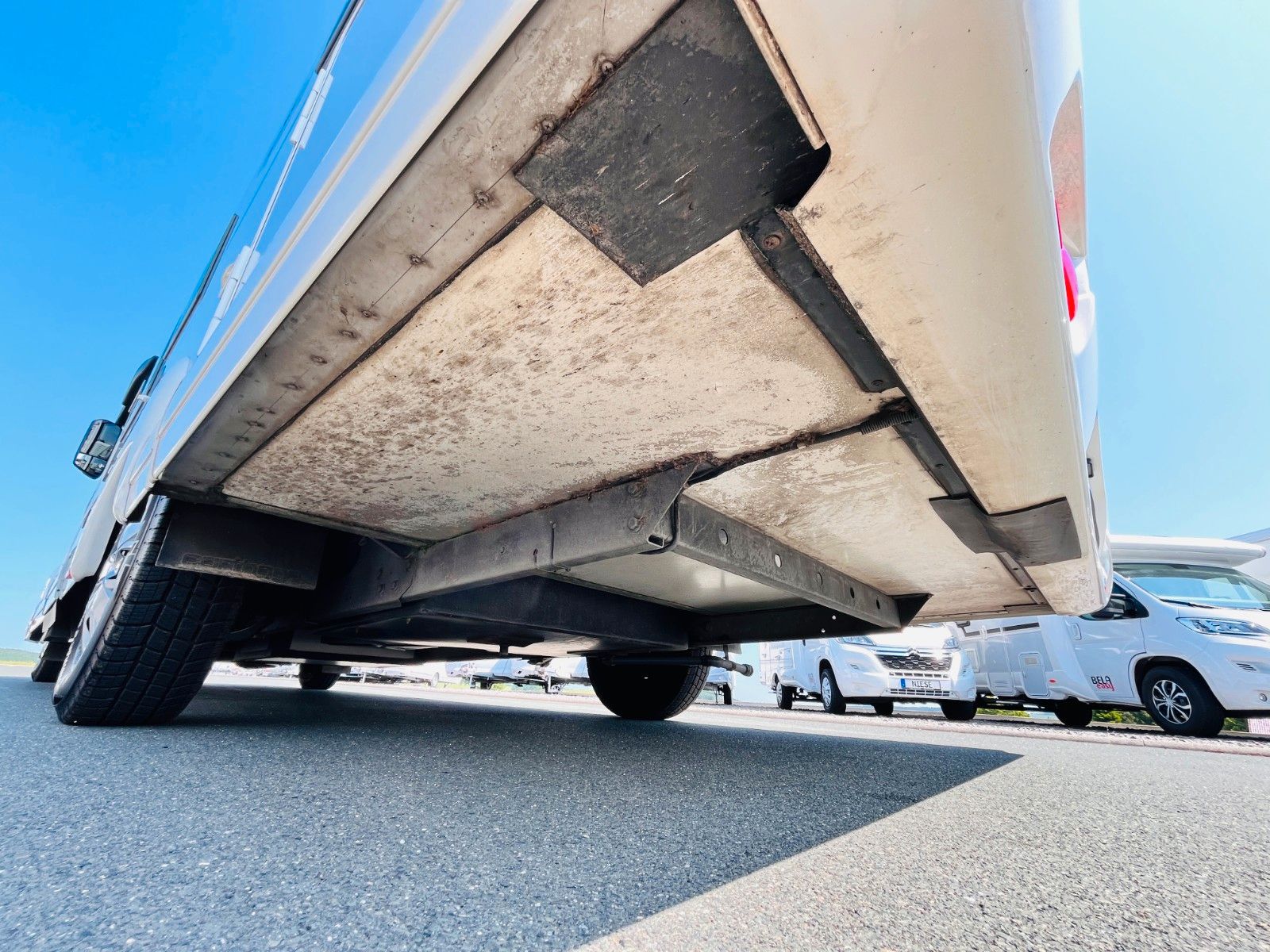 Fahrzeugabbildung Carthago C-TOURER I 144 LE RAUMBAD EINZELBETTEN AUTOMATIK