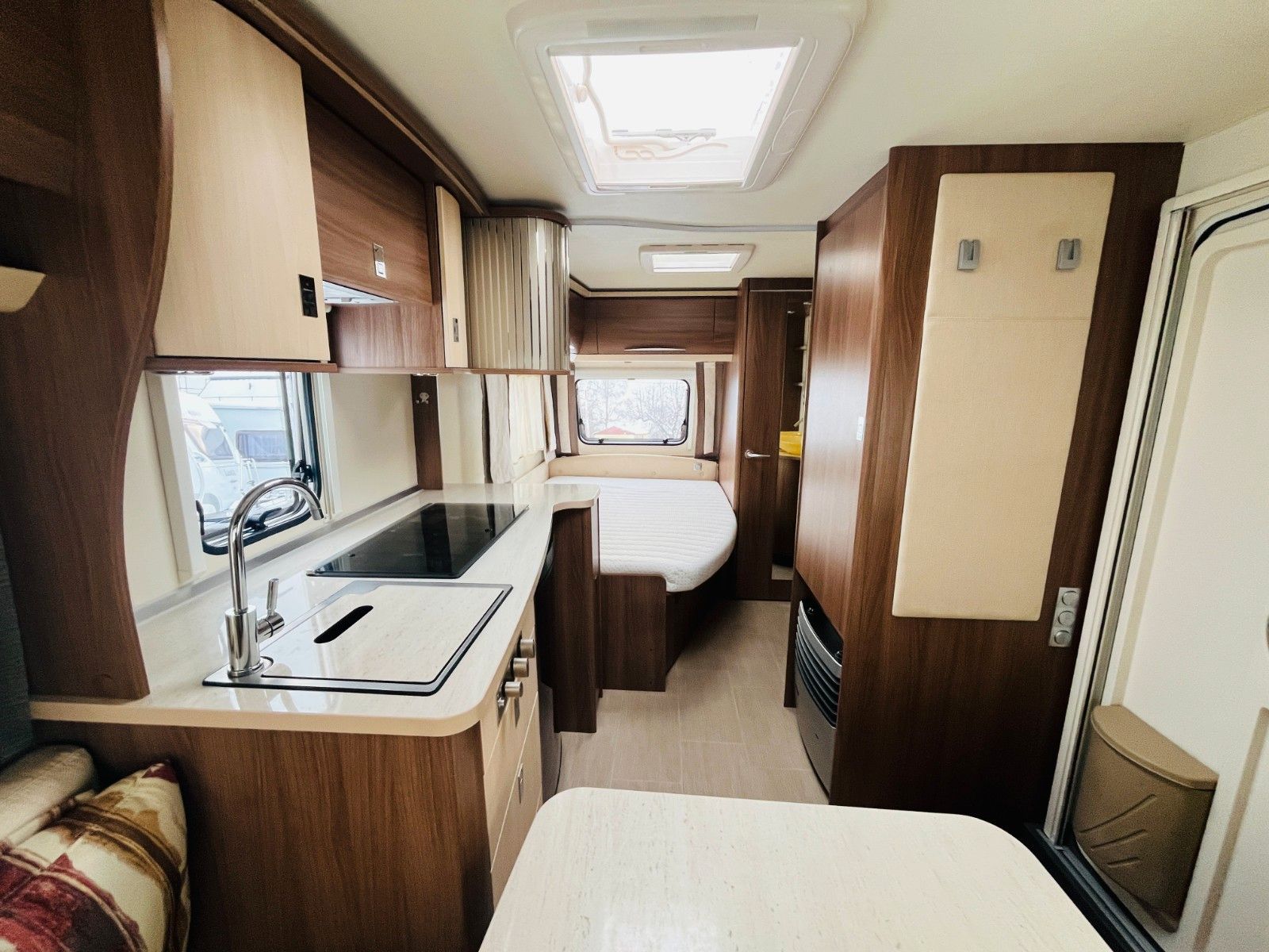 Fahrzeugabbildung Bürstner AVERSO 460 TS FRANZ.BETT RUNDSITZGRUPPE MOVER