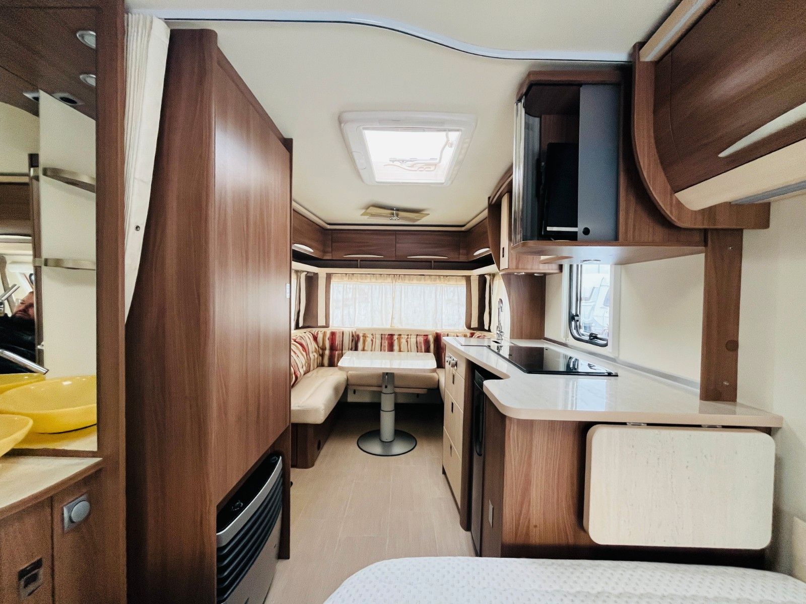 Fahrzeugabbildung Bürstner AVERSO 460 TS FRANZ.BETT RUNDSITZGRUPPE MOVER