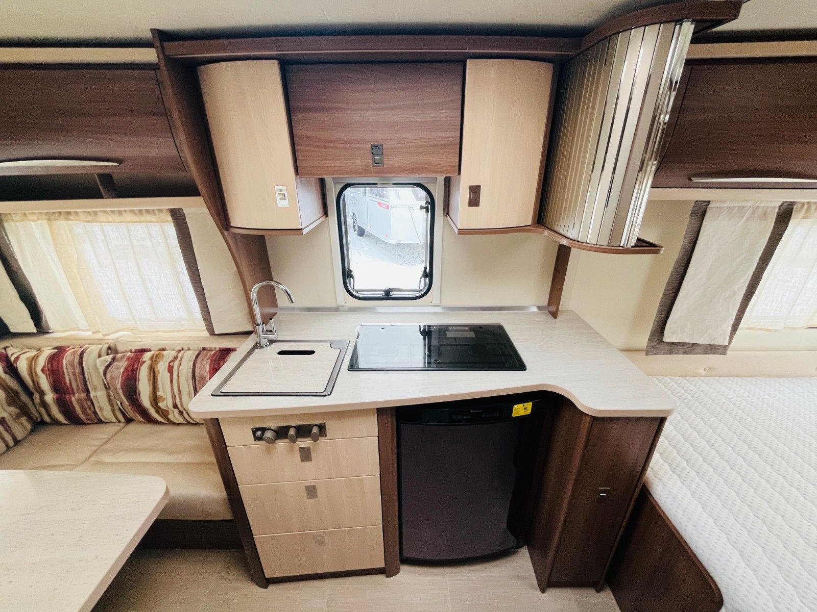 Fahrzeugabbildung Bürstner AVERSO 460 TS FRANZ.BETT RUNDSITZGRUPPE MOVER