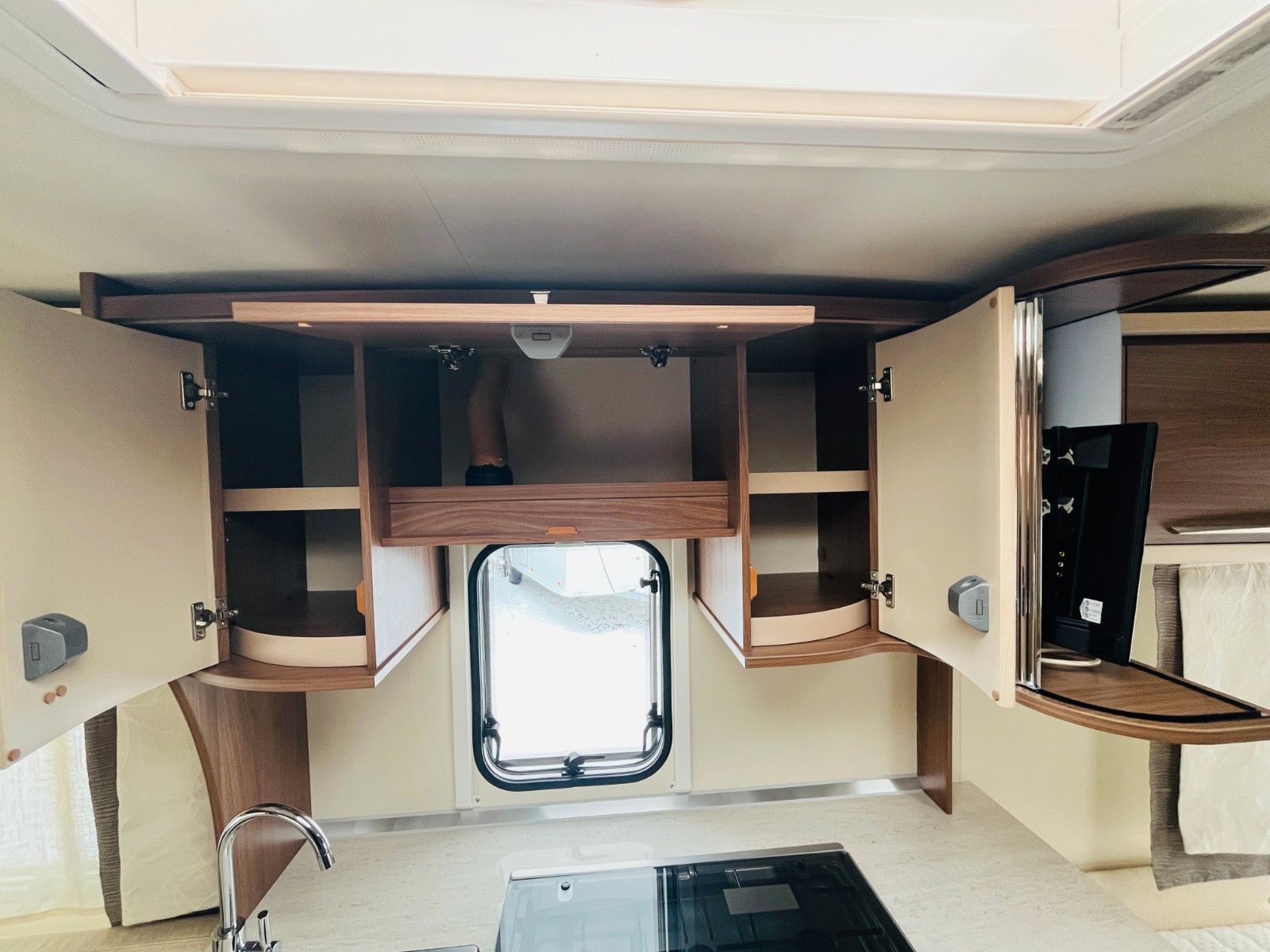 Fahrzeugabbildung Bürstner AVERSO 460 TS FRANZ.BETT RUNDSITZGRUPPE MOVER