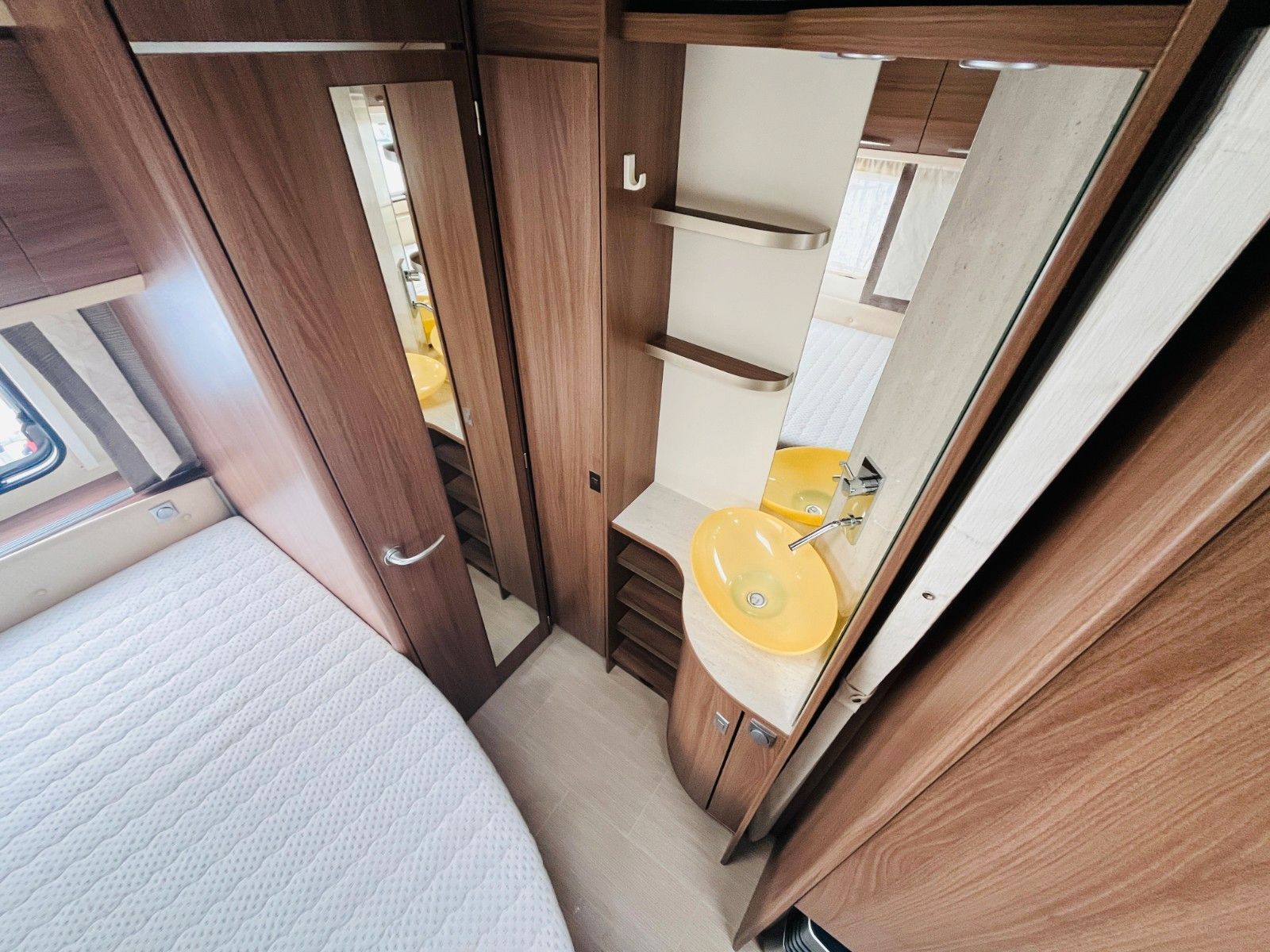 Fahrzeugabbildung Bürstner AVERSO 460 TS FRANZ.BETT RUNDSITZGRUPPE MOVER