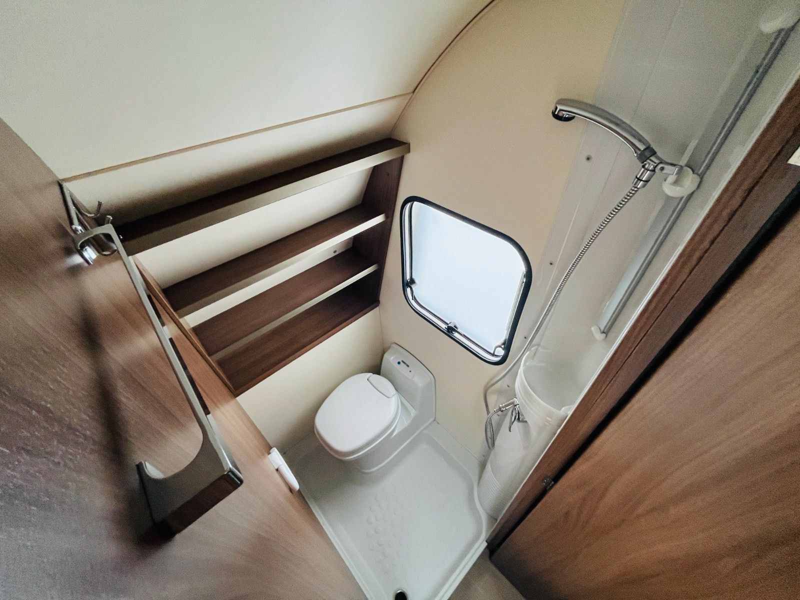 Fahrzeugabbildung Bürstner AVERSO 460 TS FRANZ.BETT RUNDSITZGRUPPE MOVER