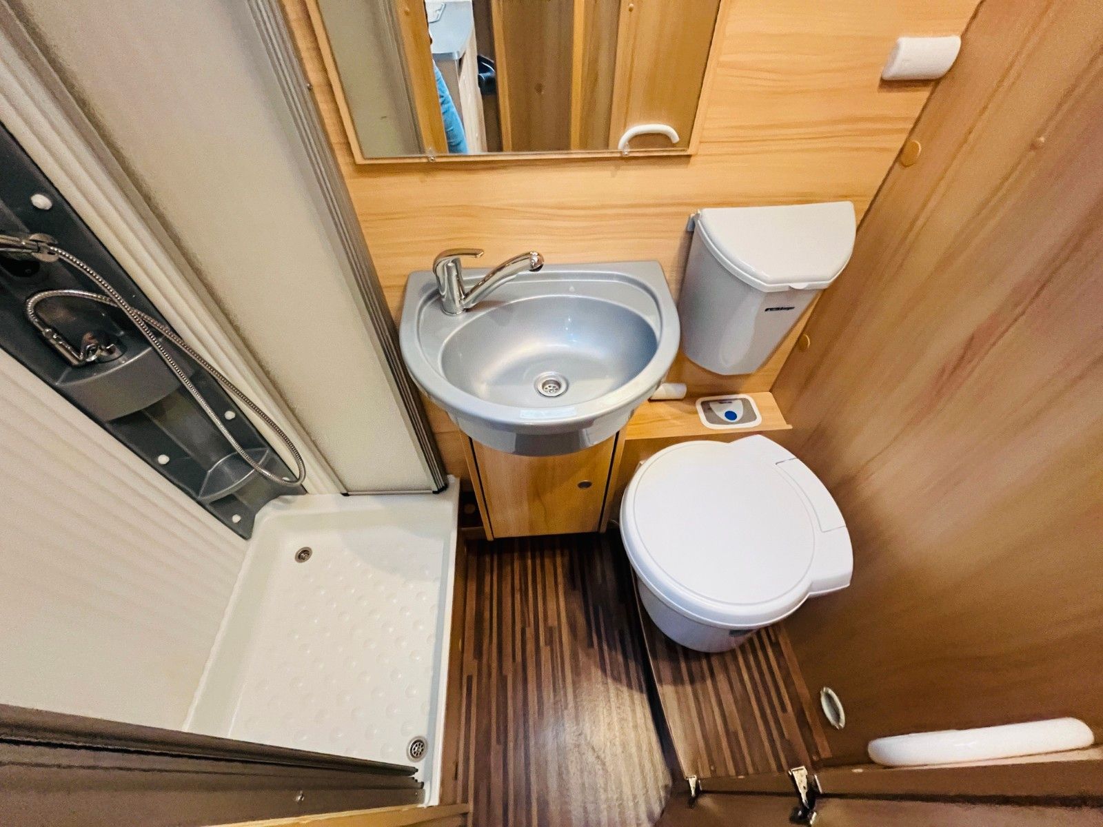 Fahrzeugabbildung Sunlight A 69 ETAGENBETTEN 2 SITZGRUPPEN MARKISE