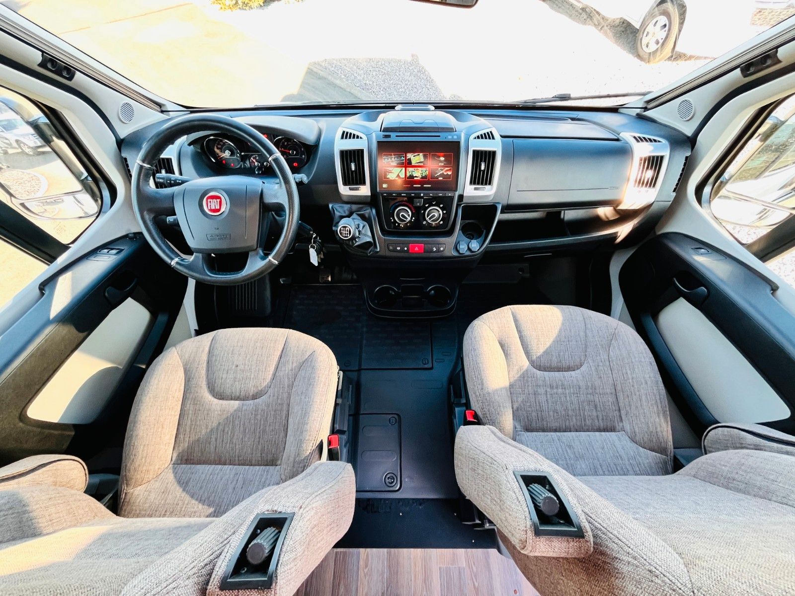 Fahrzeugabbildung Bürstner CITY CAR C 602 LÄNGSBETTEN SAT TV SOLAR MARKISE