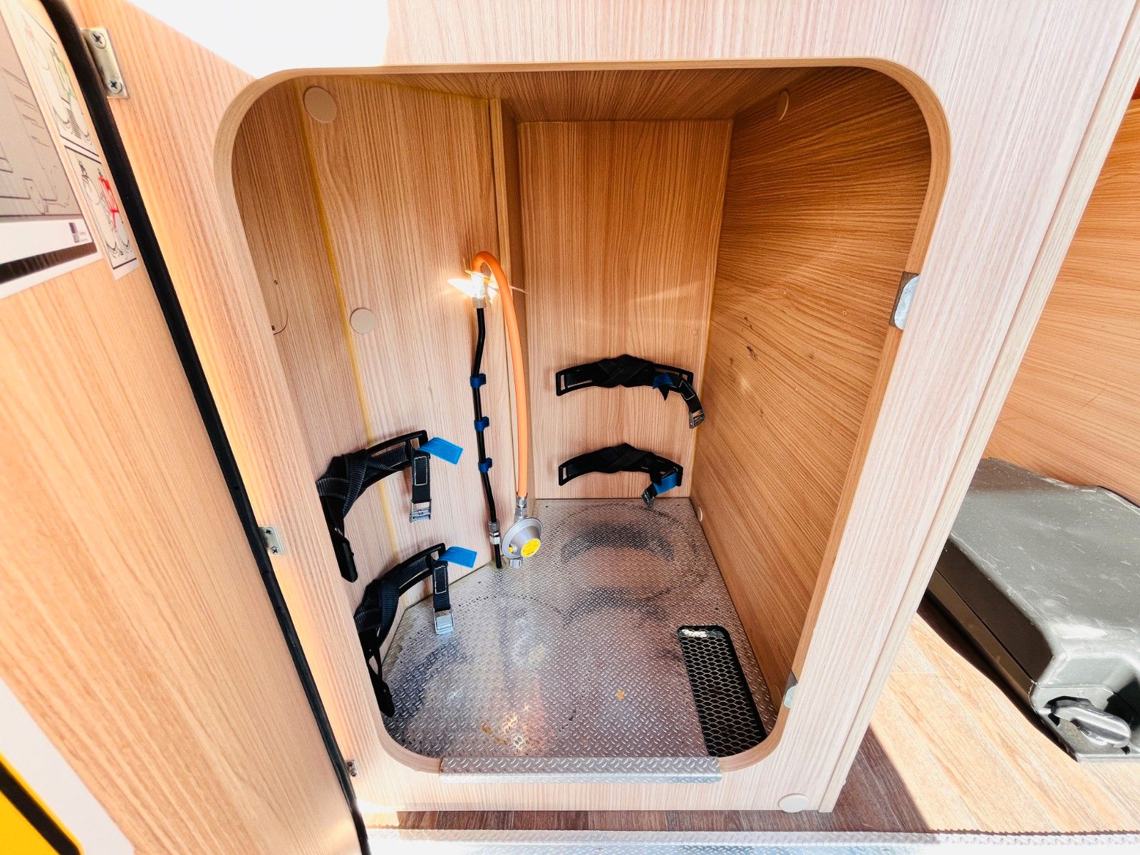 Fahrzeugabbildung Bürstner CITY CAR C 602 LÄNGSBETTEN SAT TV SOLAR MARKISE