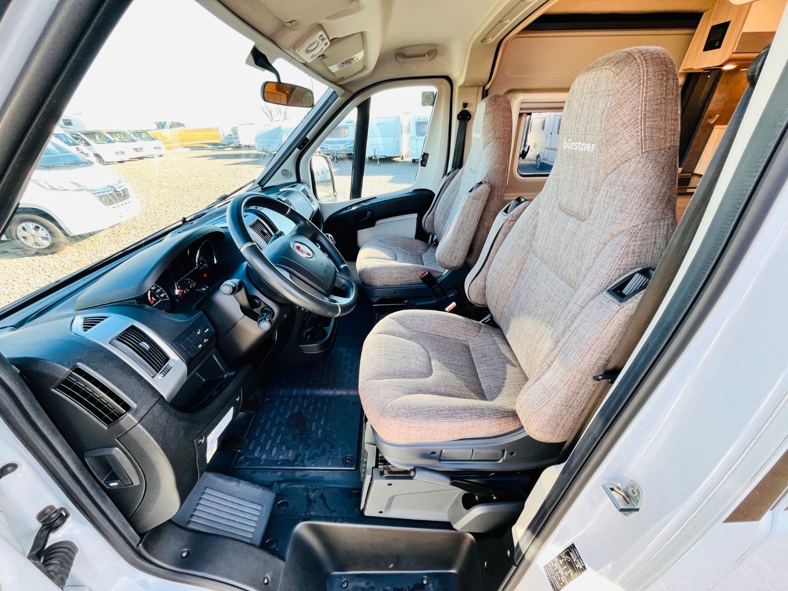 Fahrzeugabbildung Bürstner CITY CAR C 602 LÄNGSBETTEN SAT TV SOLAR MARKISE