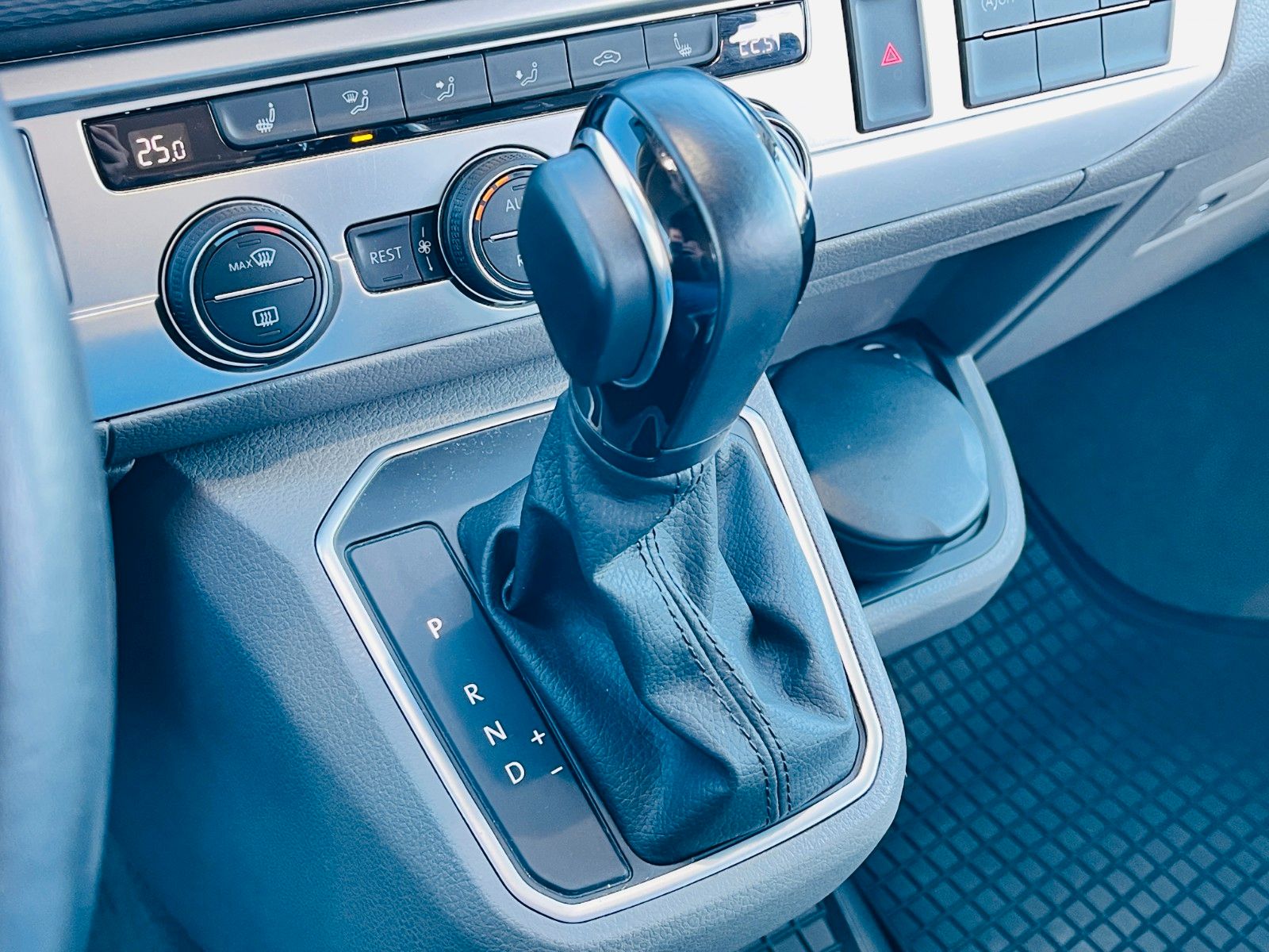 Fahrzeugabbildung Volkswagen T6 CALIFORNIA COAST AUTOMATIK SITZHEIZUNG