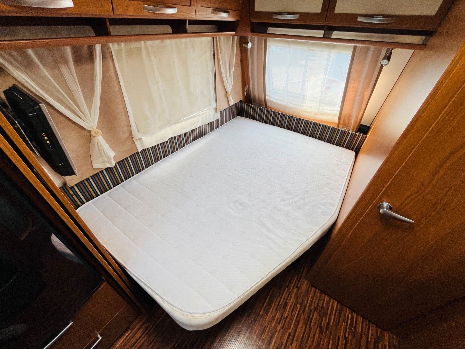 Fahrzeugabbildung HYMER / ERIBA / HYMERCAR NOVA 545 SL FRANZ.BETT MOVER MARKISE