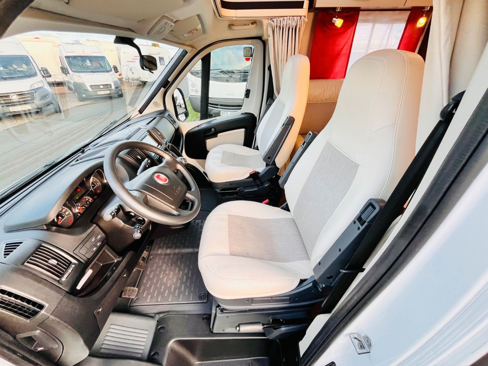 Fahrzeugabbildung Eura Mobil PROFILA RS 660 HB QUERBETT HUBBETT SOLAR