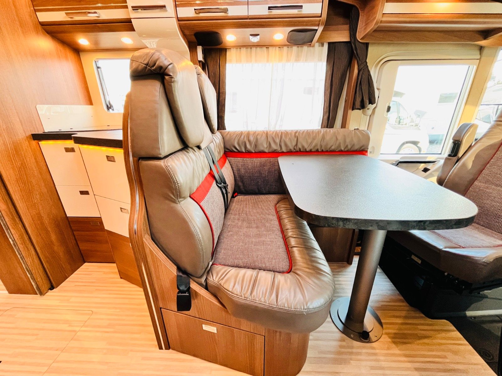 Fahrzeugabbildung Carthago C-TOURER I 144 LE RAUMBAD EINZELBETTEN AUTOMATIK