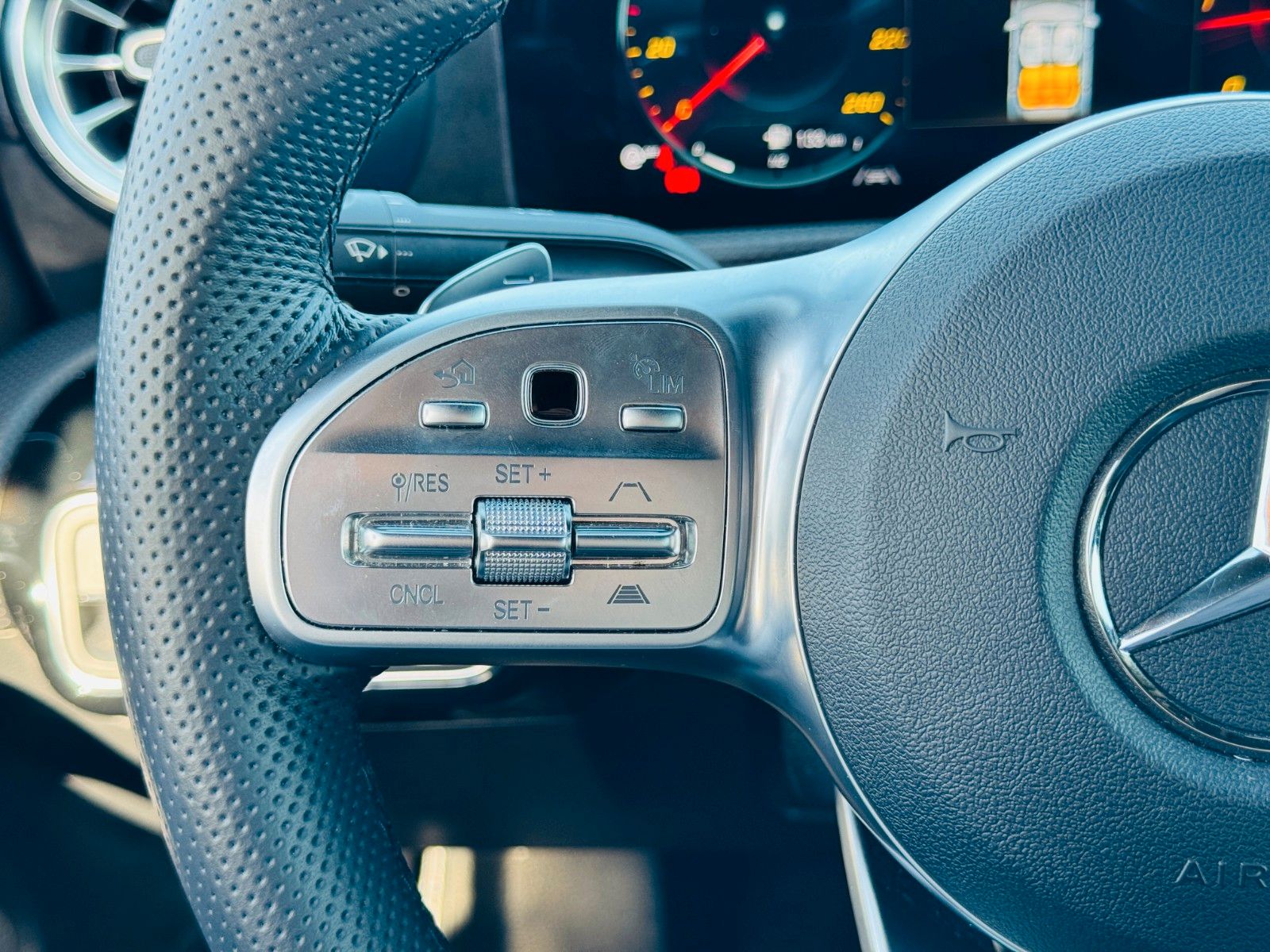 Fahrzeugabbildung Mercedes-Benz A 220 d LIM AMG*NIGHT*MULTIB*BURM*PANO*ACC*360*