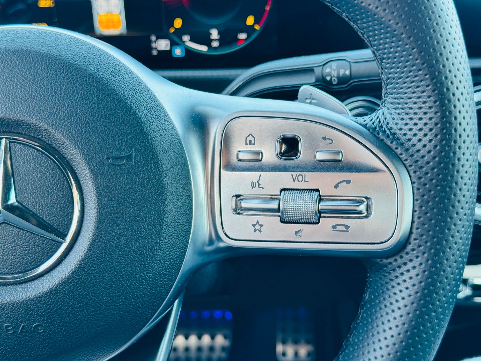Fahrzeugabbildung Mercedes-Benz A 220 d LIM AMG*NIGHT*MULTIB*BURM*PANO*ACC*360*