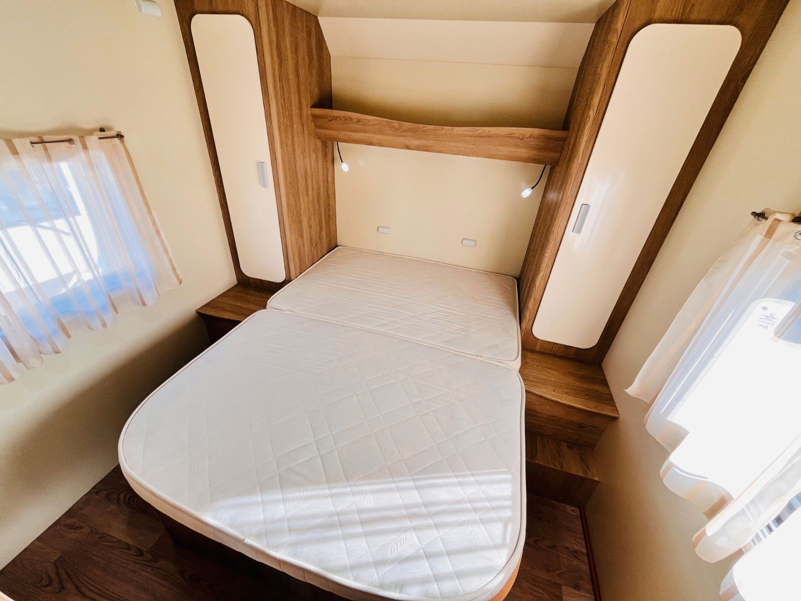 Fahrzeugabbildung P.L.A. HAPPY 390 QUEENSBETT HUBBETT MARKISE