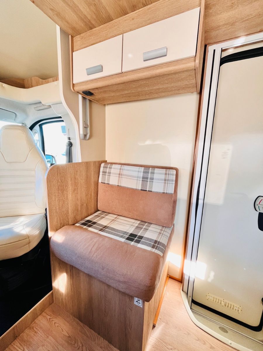 Fahrzeugabbildung P.L.A. HAPPY 390 QUEENSBETT HUBBETT MARKISE