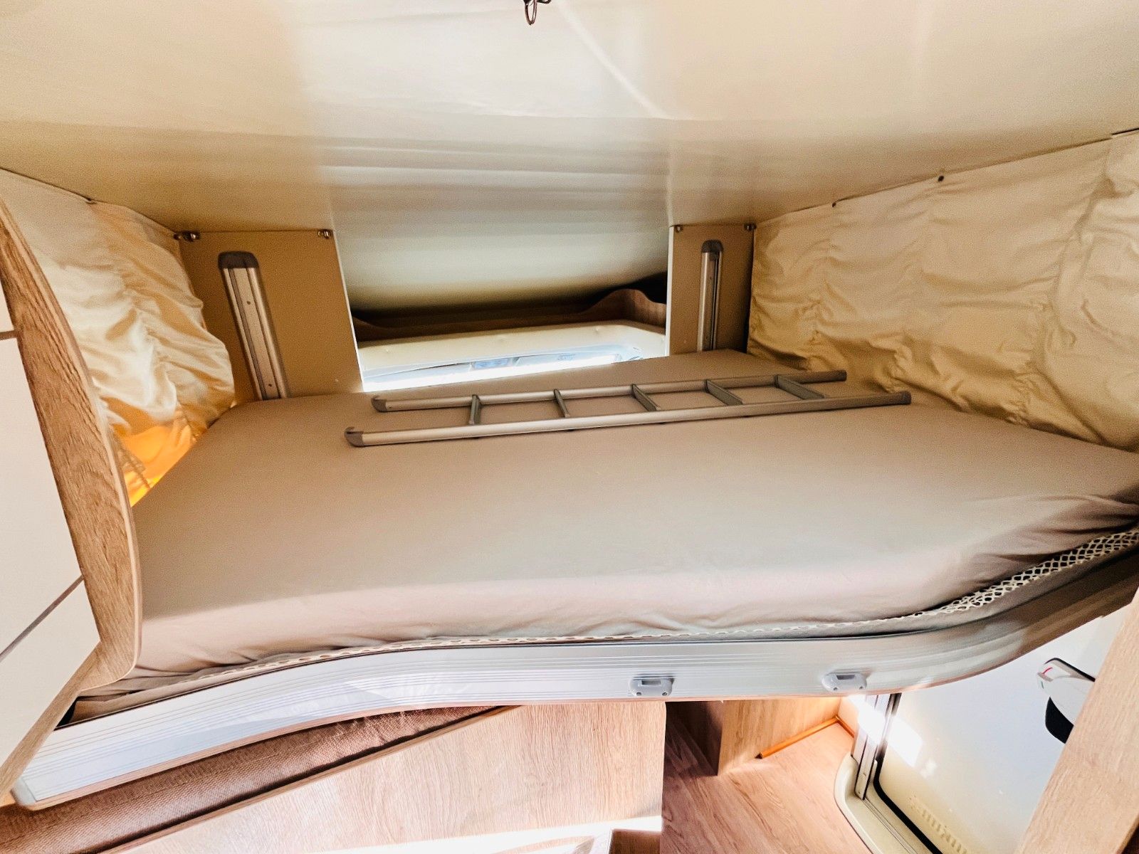 Fahrzeugabbildung P.L.A. HAPPY 390 QUEENSBETT HUBBETT MARKISE
