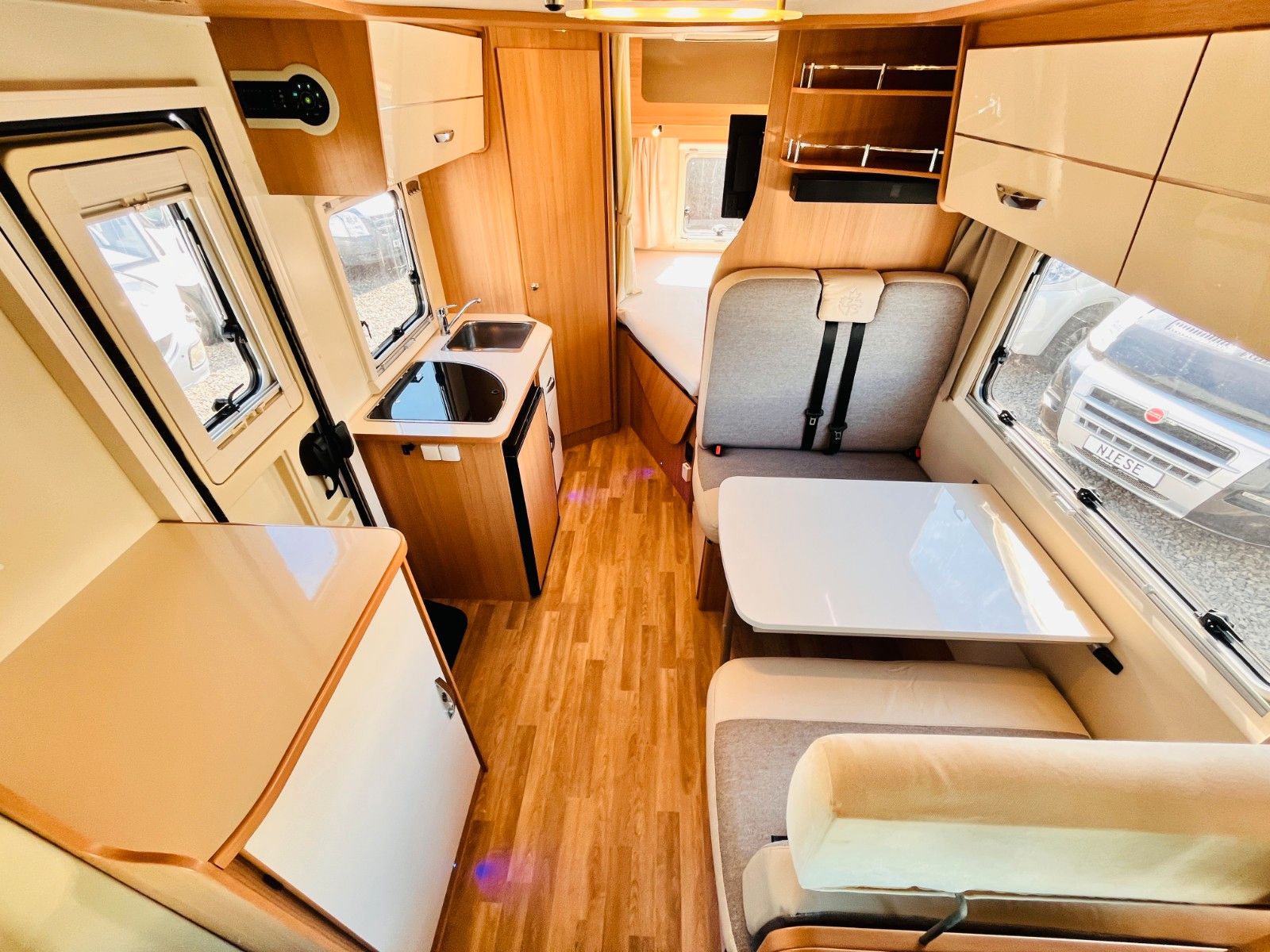 Fahrzeugabbildung Ahorn CAMP T 660 PLUS FRANZ.BETT HUBBETT 6-SITZE