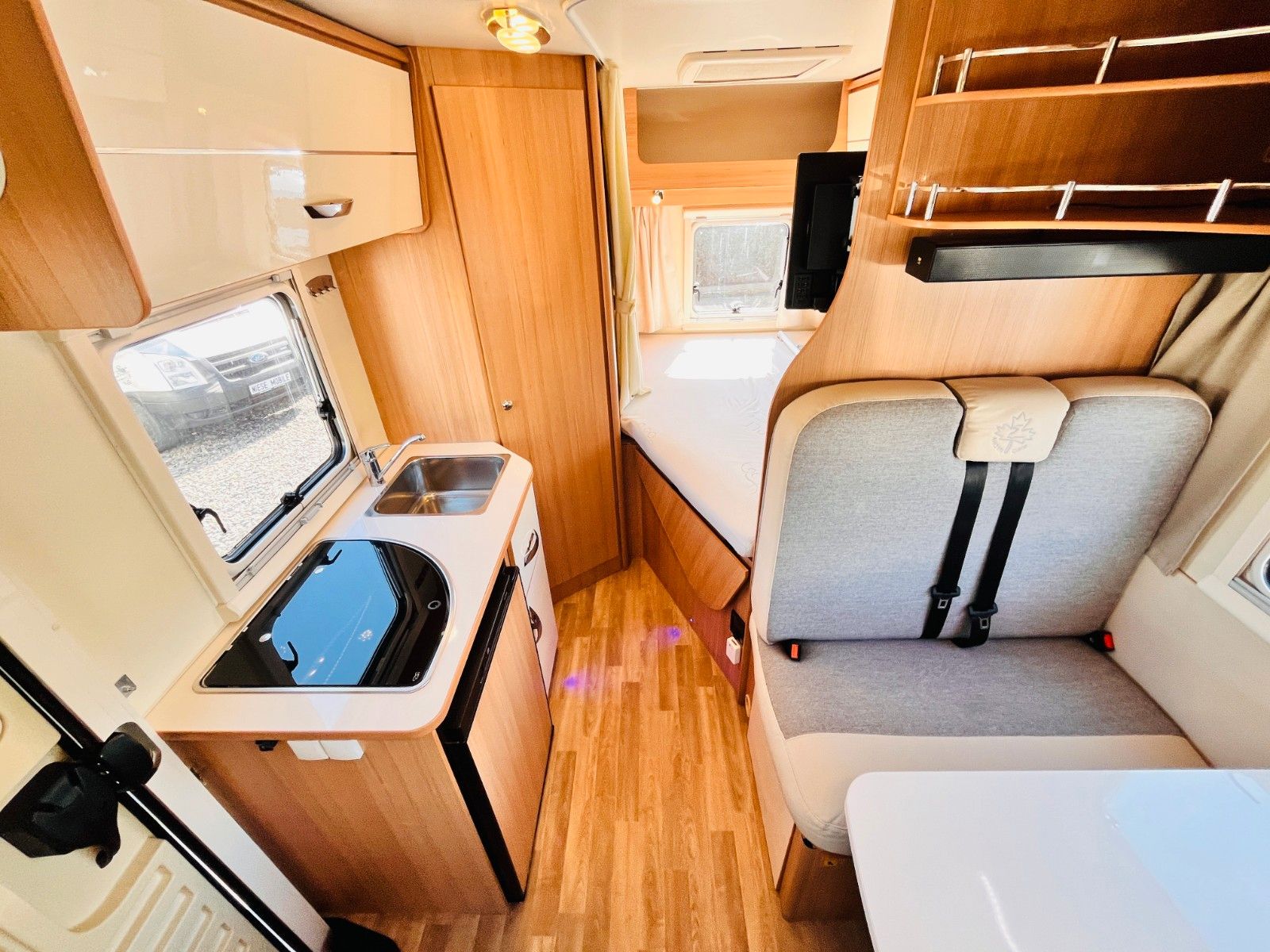 Fahrzeugabbildung Ahorn CAMP T 660 PLUS FRANZ.BETT HUBBETT 6-SITZE