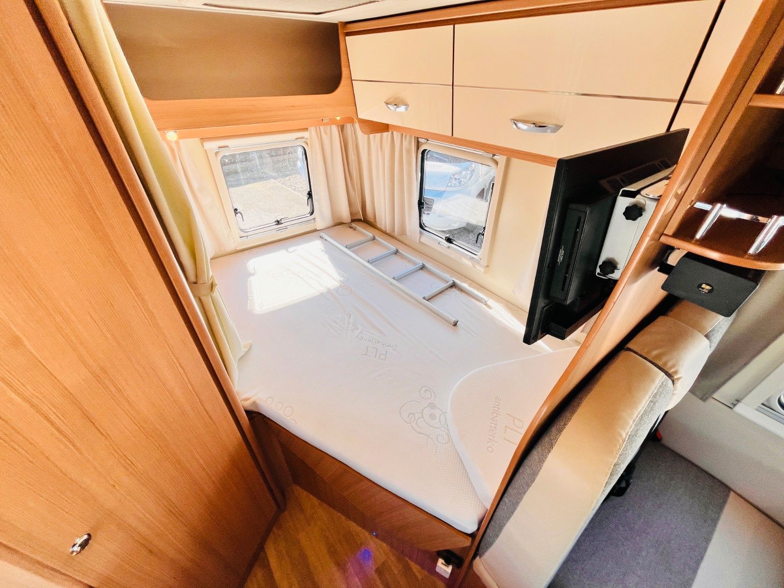 Fahrzeugabbildung Ahorn CAMP T 660 PLUS FRANZ.BETT HUBBETT 6-SITZE