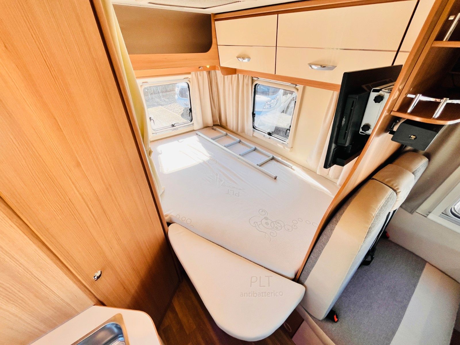 Fahrzeugabbildung Ahorn CAMP T 660 PLUS FRANZ.BETT HUBBETT 6-SITZE