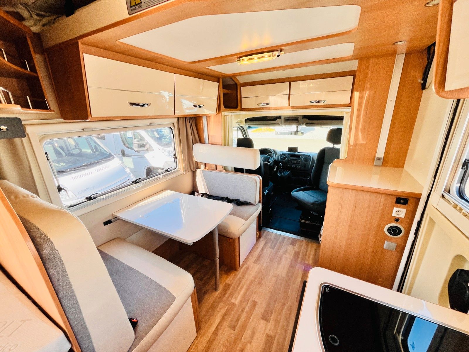 Fahrzeugabbildung Ahorn CAMP T 660 PLUS FRANZ.BETT HUBBETT 6-SITZE