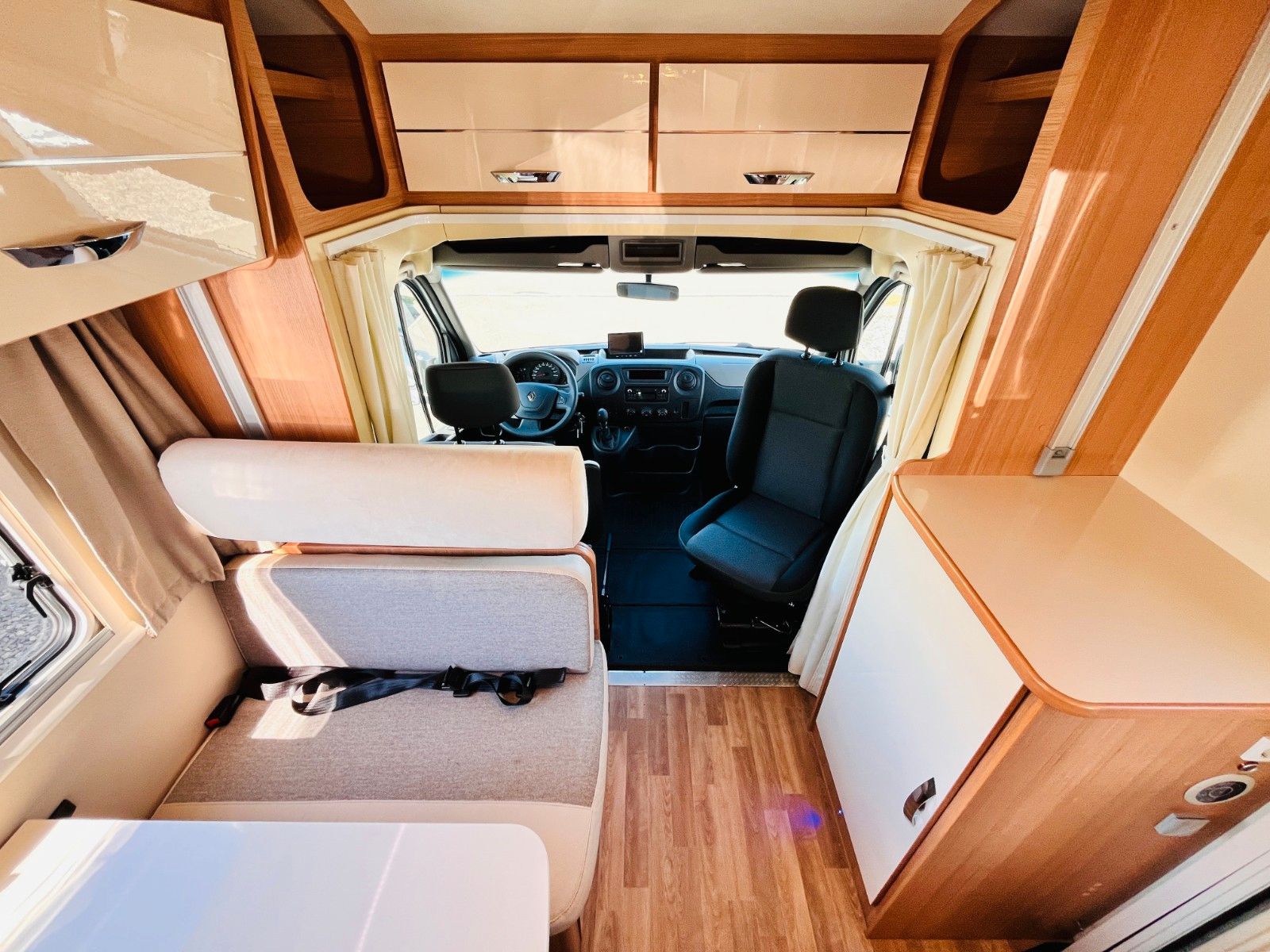 Fahrzeugabbildung Ahorn CAMP T 660 PLUS FRANZ.BETT HUBBETT 6-SITZE