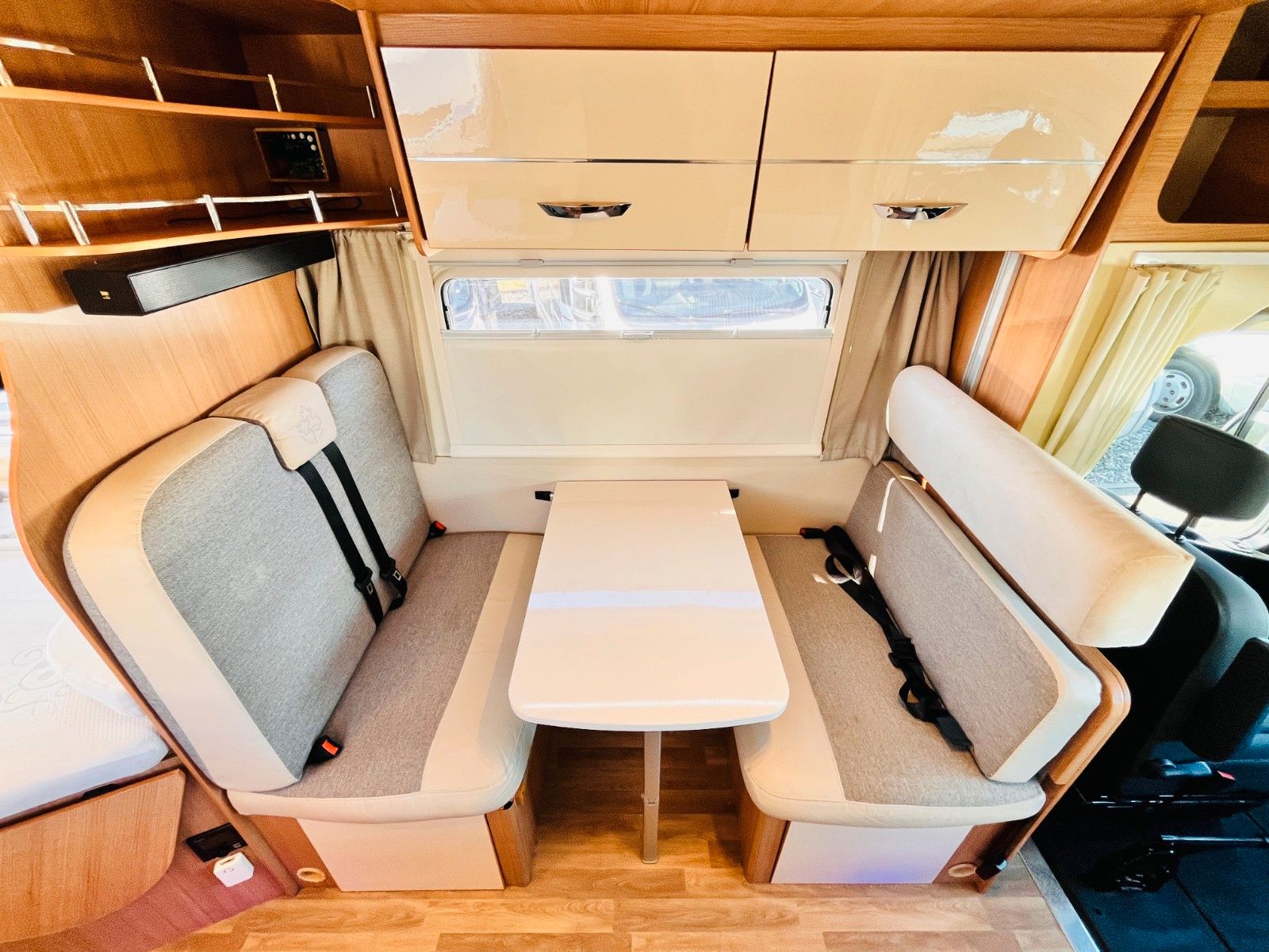 Fahrzeugabbildung Ahorn CAMP T 660 PLUS FRANZ.BETT HUBBETT 6-SITZE