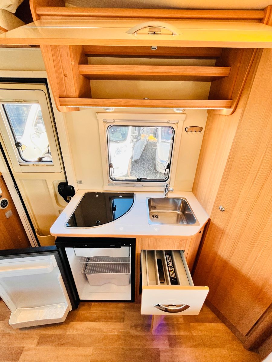 Fahrzeugabbildung Ahorn CAMP T 660 PLUS FRANZ.BETT HUBBETT 6-SITZE