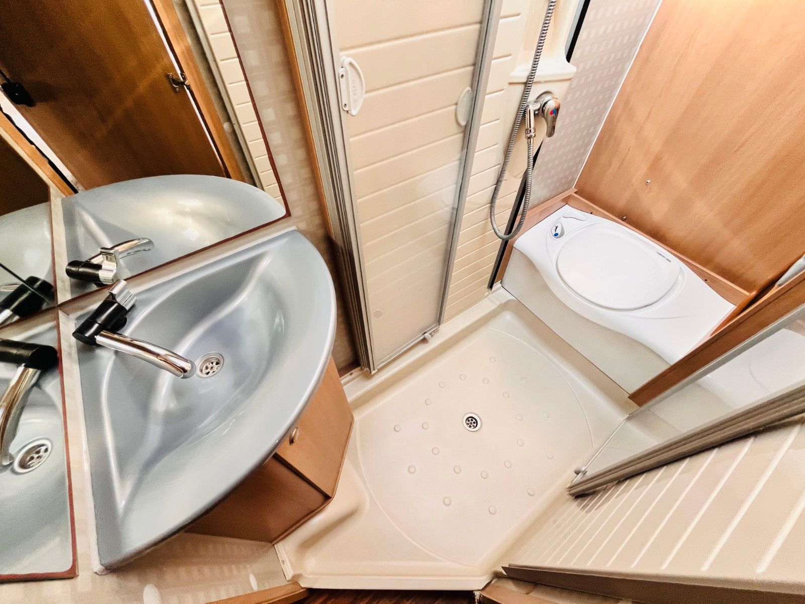 Fahrzeugabbildung Bürstner AVERSO FIFTY 465 TS FRANZ.BETT DUSCHE