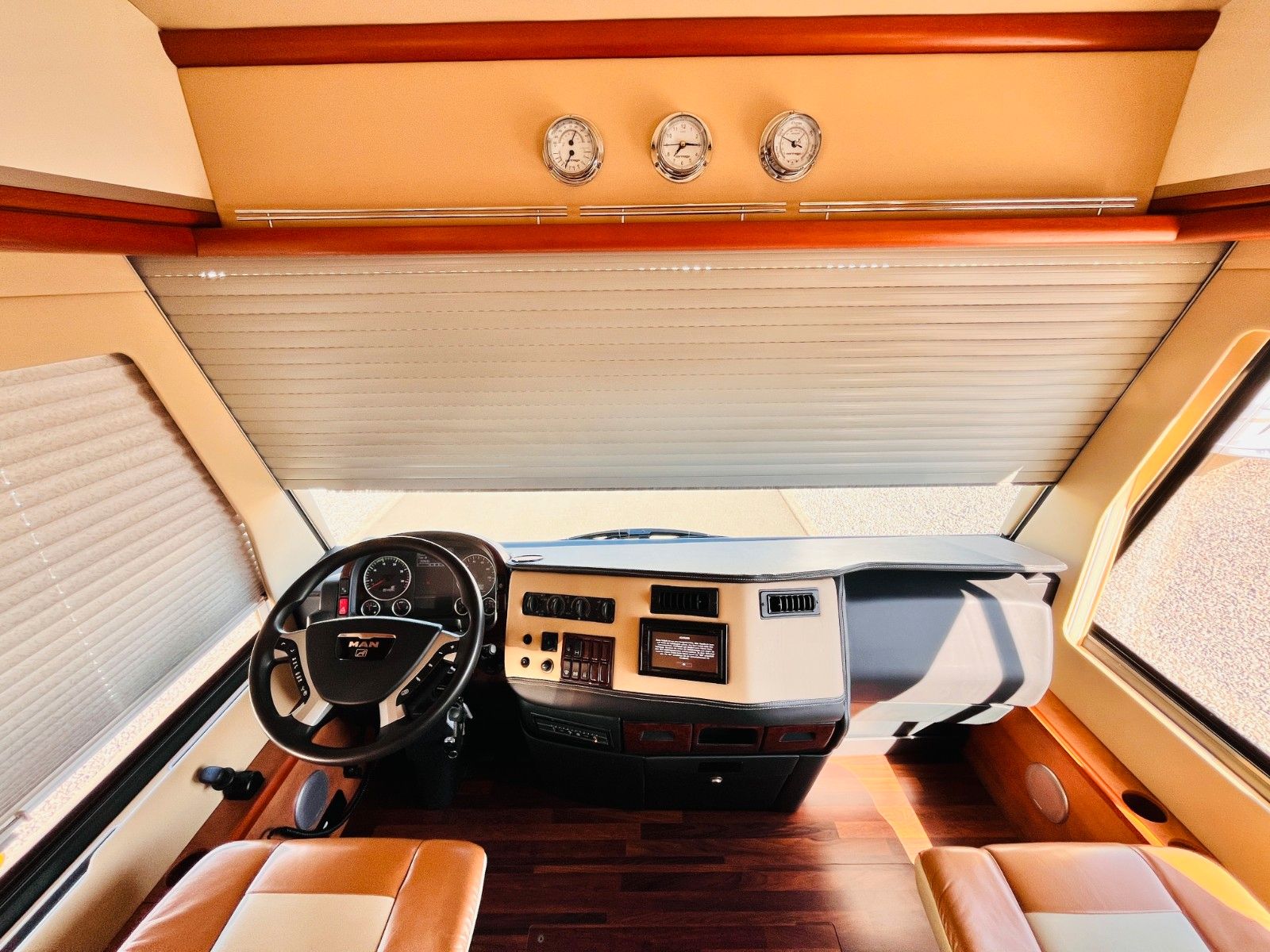Fahrzeugabbildung Carthago LINER 65 LE MAN 250PS SAT SOLAR KLIMA LUFTFEDER
