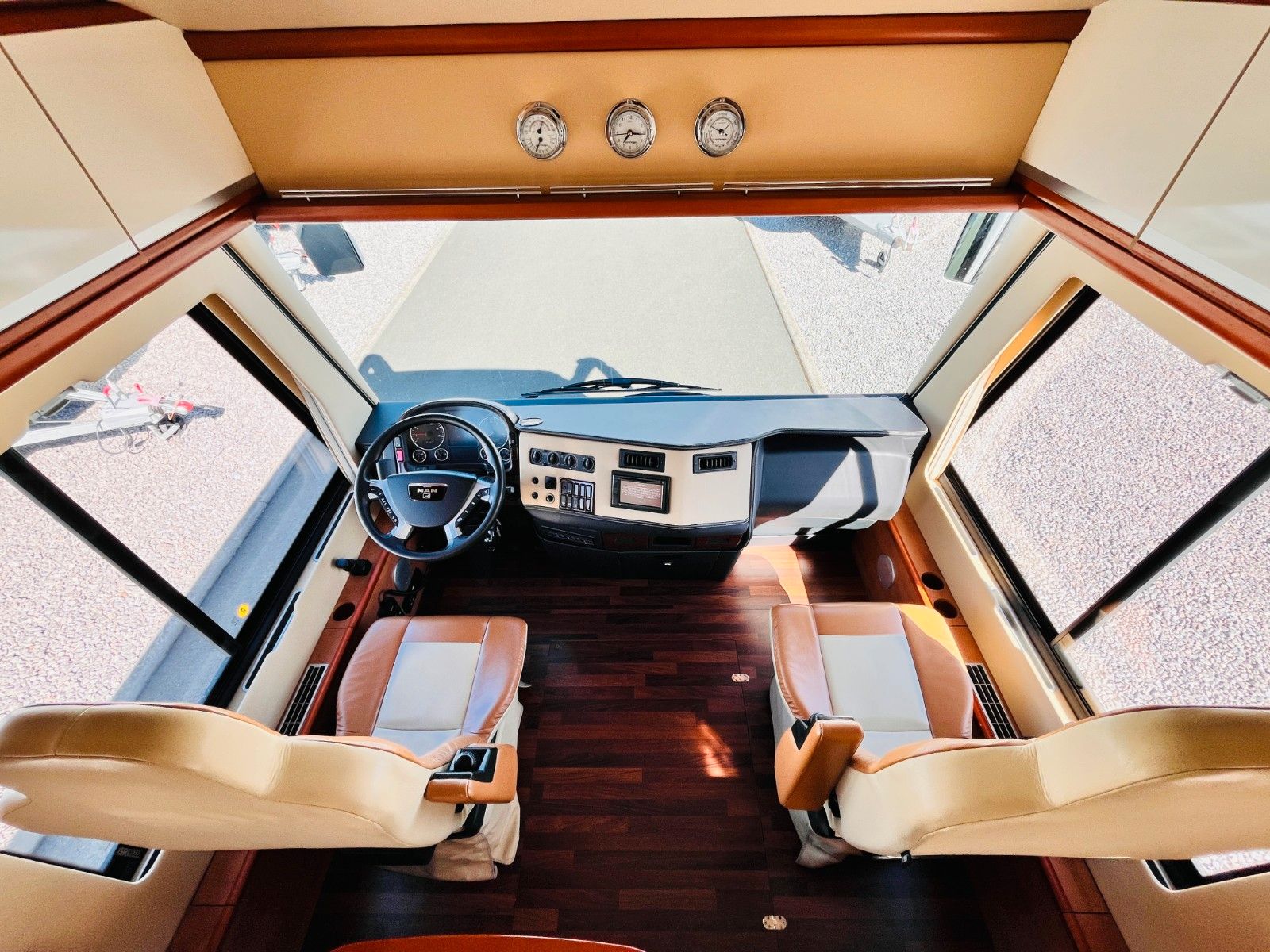 Fahrzeugabbildung Carthago LINER 65 LE MAN 250PS SAT SOLAR KLIMA LUFTFEDER