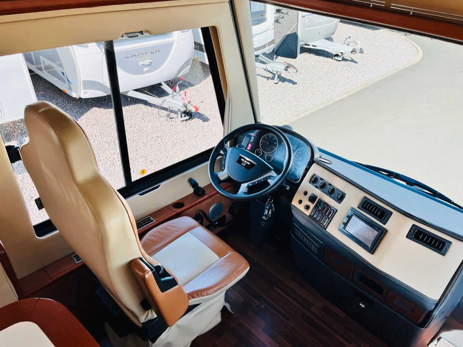 Fahrzeugabbildung Carthago LINER 65 LE MAN 250PS SAT SOLAR KLIMA LUFTFEDER