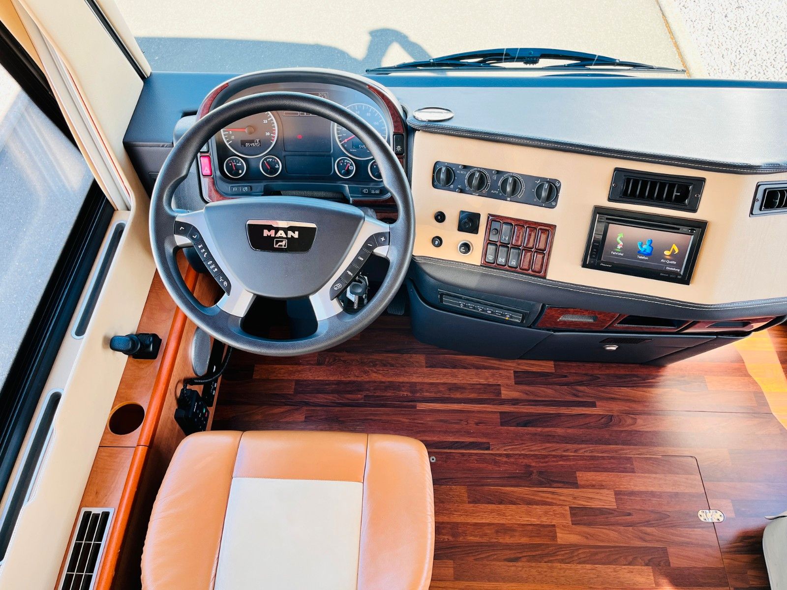 Fahrzeugabbildung Carthago LINER 65 LE MAN 250PS SAT SOLAR KLIMA LUFTFEDER